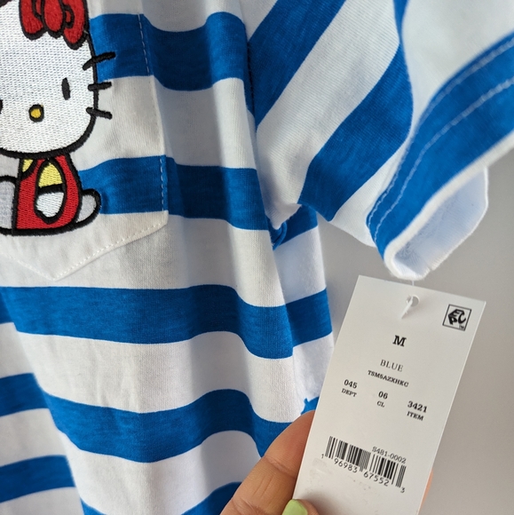 BNWT Sanrio Bioworld Hello Kitty Pocket Tee in Size Medium Mens - Picture 4 of 6